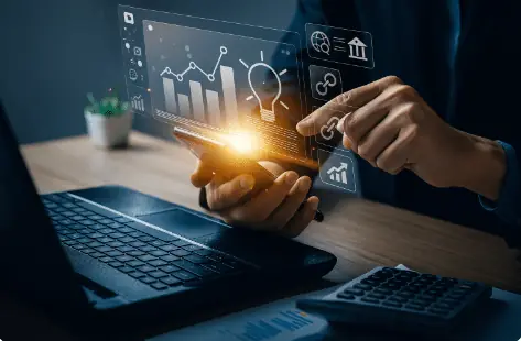 يد تلمس شاشة افتراضية عائمة تعرض مخطط نمو ومصباح فكرة وأيقونات تحليل فوق حاسوب محمول وآلة حاسبة لتحسين ظهور متجر سلة في جوجل